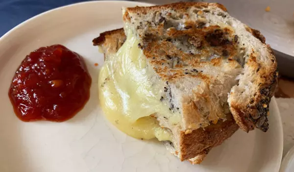Злаковый хлеб на гриле с моцареллой, трюфелем и домашним томатным джемом