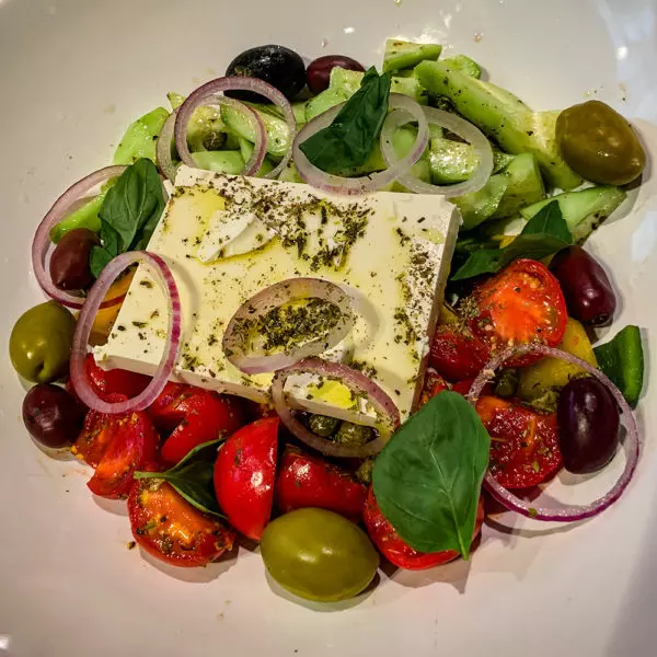 Большой греческий салат в греческом ресторане «Пифагор»