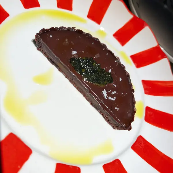 Шоколадный тарт с копченой солью и черной икрой
