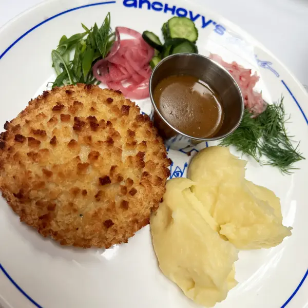 Фирменная рыбная котлета с картофелем и маринованными овощами