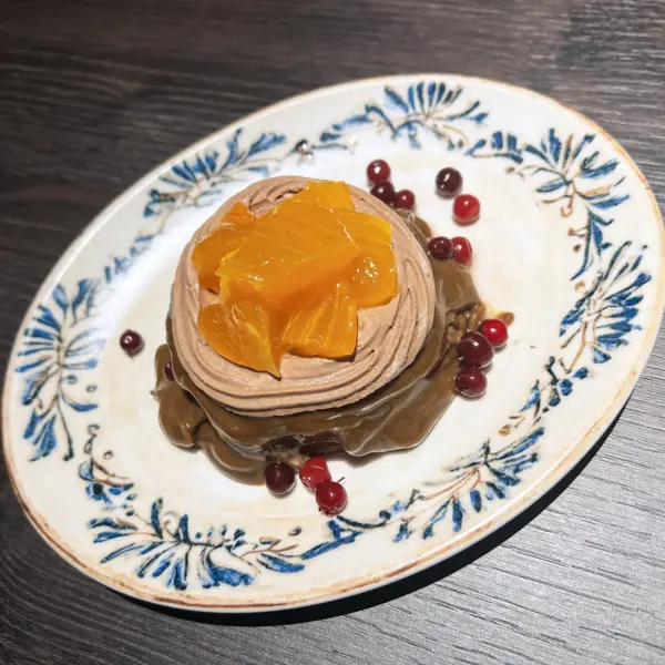 Финиковый пудинг с шоколадным кремом, хурмой и брусникой